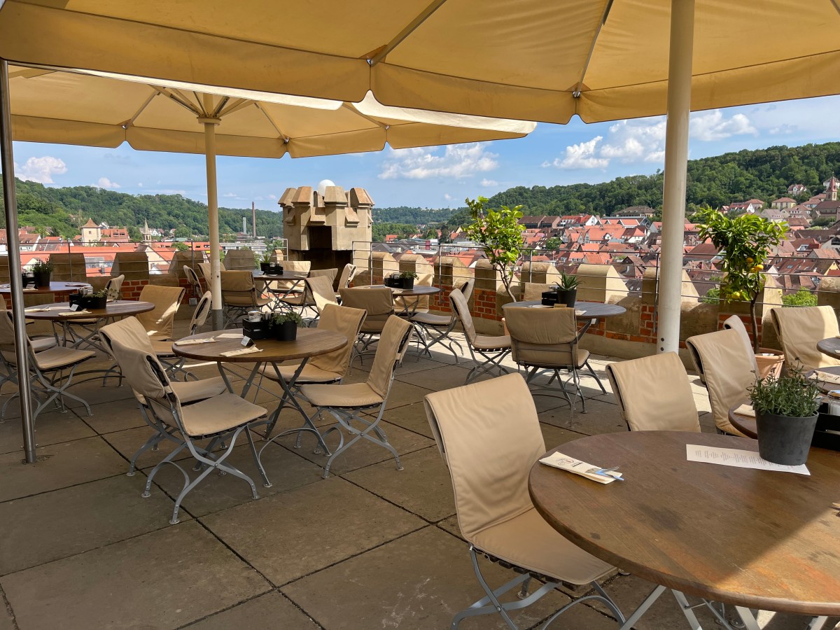 Die Sudhaus Dachterasse mit Stühle und Tische an einem sonnigen Nachmittag