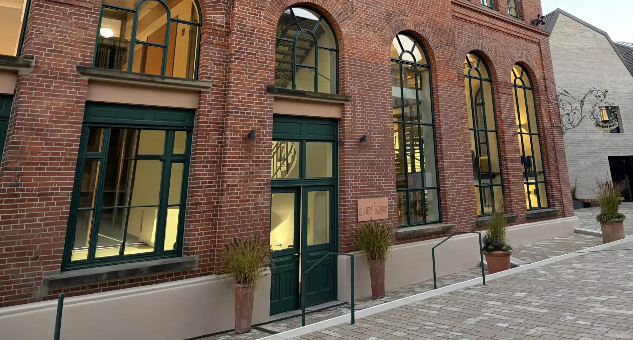 Gastraum mit Holztheke im Sudhaus an der Kunsthalle Würth