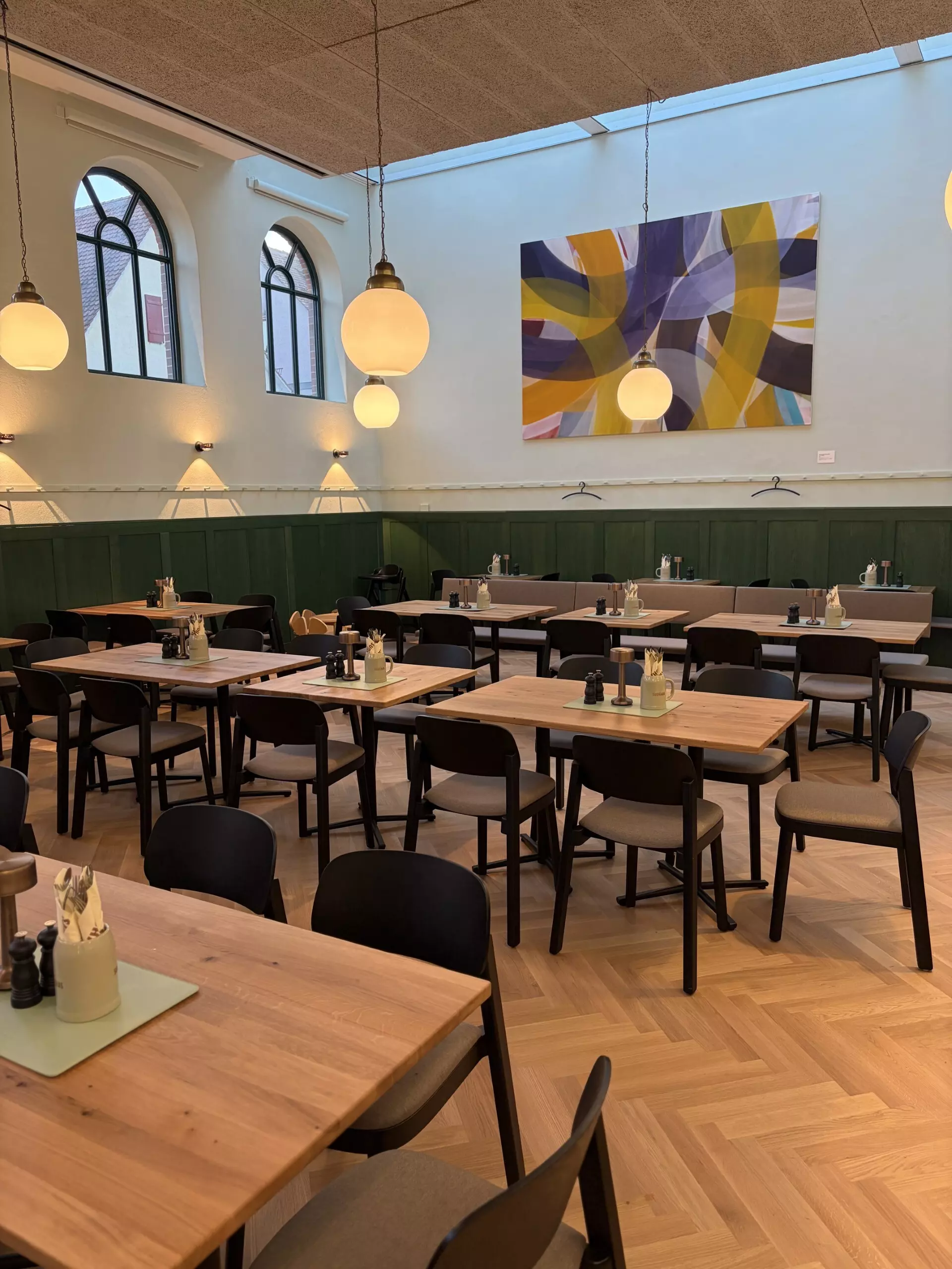 Saal im Sudhaus mit Bogenfenstern